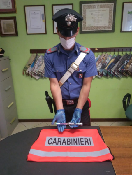 Tentato omicidio a Santhià, 27enne accoltella il padre alla gola Tentato omicidio a Santhià, 27enne accoltella il padre alla gola