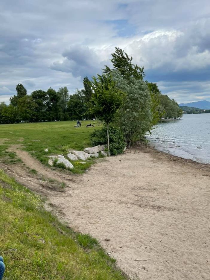 Arona, la spiaggia del Sorriso è stata dichiarata balneabile