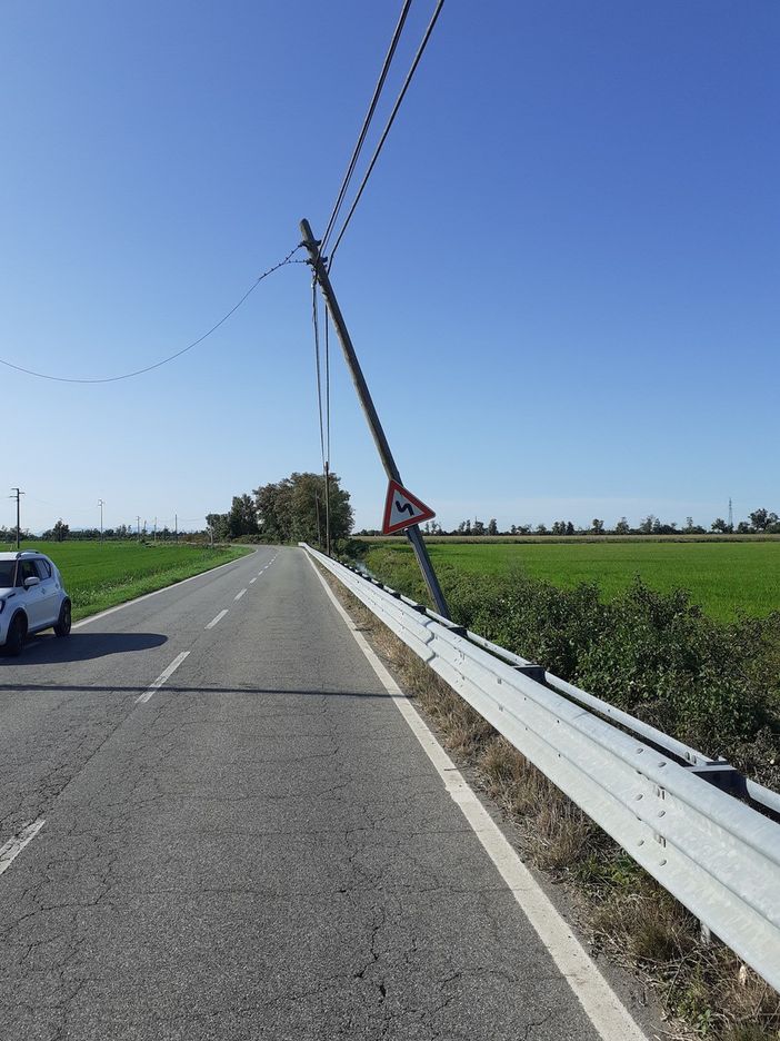 Provincia di Novara: screening sui pali telefonici pericolanti lungo le strade provinciali, chiesto intervento urgente a Fibercop