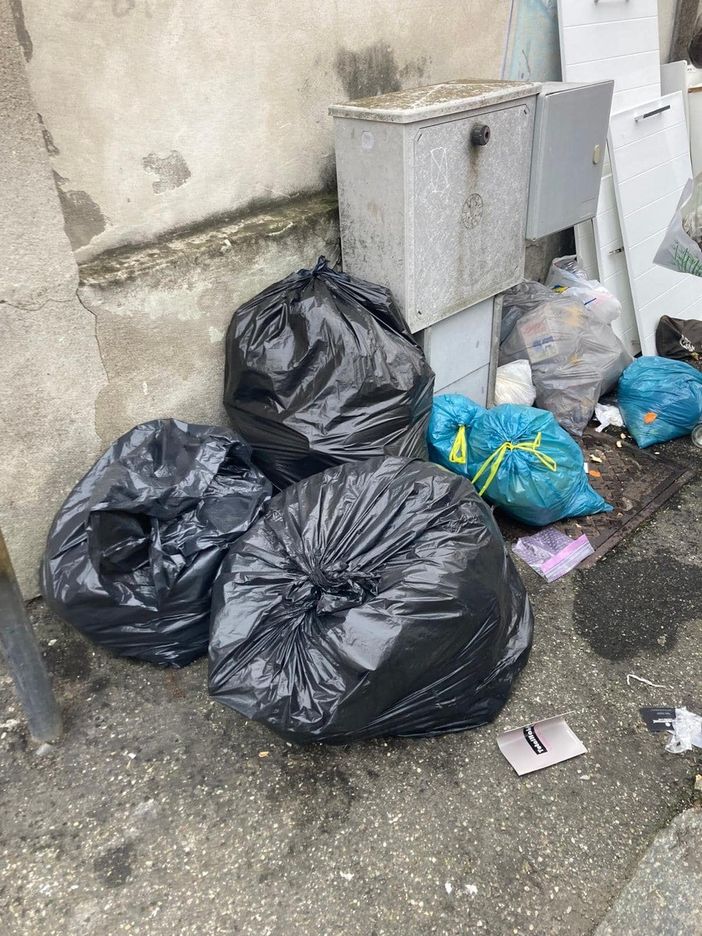Abbandona i rifiuti accanto a un cestino: individuato e multato dalla Polizia locale