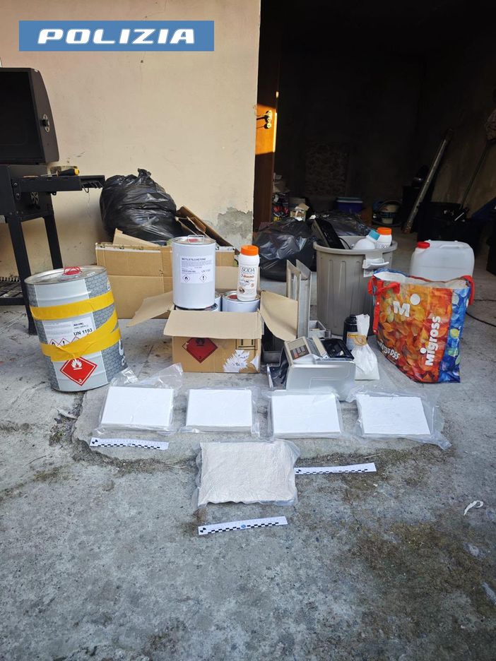 Maxi sequestro di oltre 4,8 chili di cocaina nel Novarese: tre arresti della Polizia di Stato Maxi sequestro di oltre 4,8 chili di cocaina nel Novarese: tre arresti della Polizia di Stato