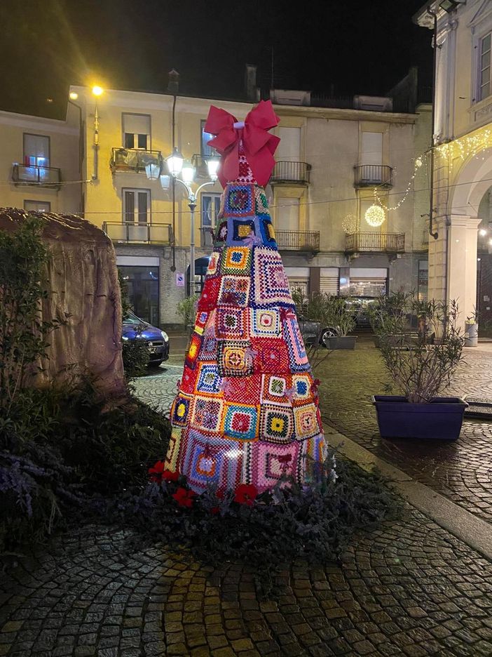 'L'albero del cuore' a Trecate raccoglie 50 pacchi per chi si trova in difficoltà 'L'albero del cuore' a Trecate raccoglie 50 pacchi per chi si trova in difficoltà