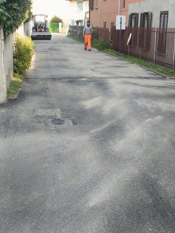 Arona, lavori in via Combattente e Reduce: asfaltata una parte, in programma ulteriori interventi