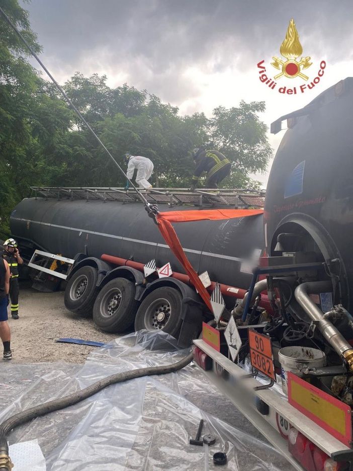 Autocisterna esce di strada a Boffalora Ticino