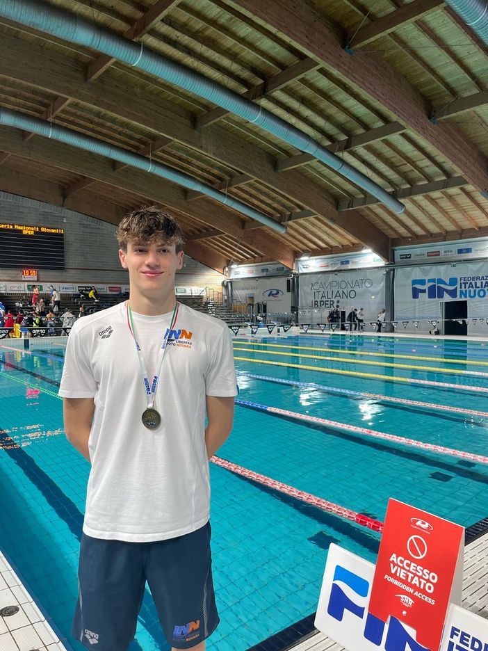 Pietro Colombo si ripete: secondo bronzo agli italiani giovanili nei 400 stile libero Pietro Colombo si ripete: secondo bronzo agli italiani giovanili nei 400 stile libero