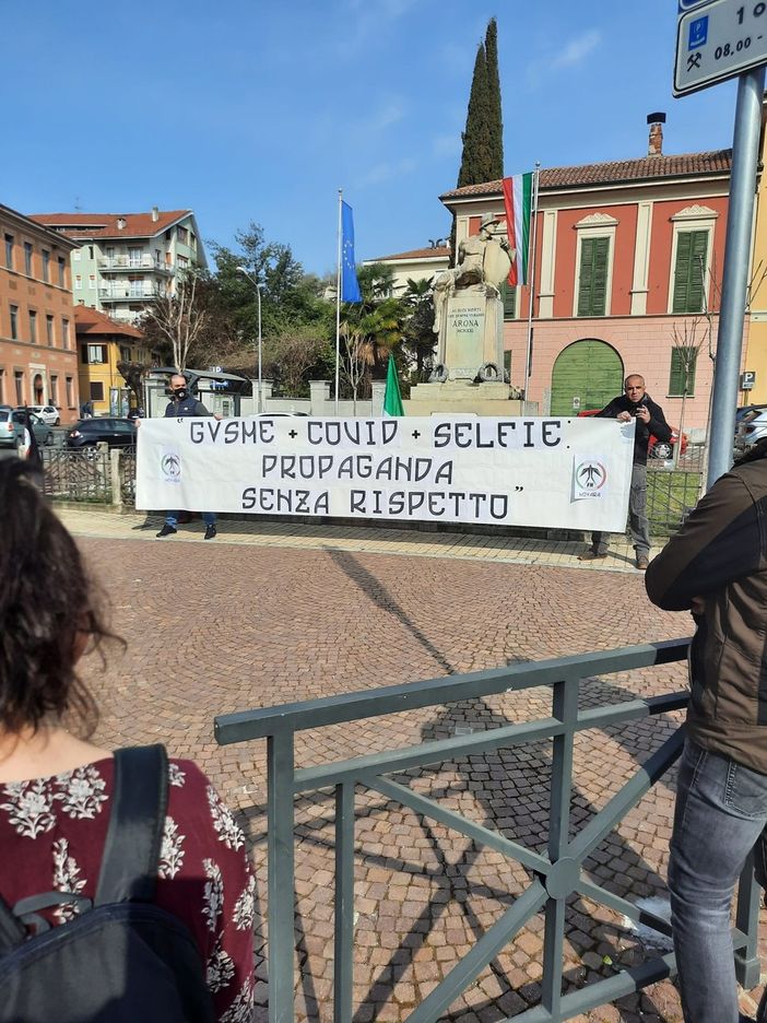 "Gusme + Covid + Selfie propaganda senza rispetto", striscione di Forza Nuova di fronte al Municipio di Arona "Gusme + Covid + Selfie propaganda senza rispetto", striscione di Forza Nuova di fronte al Municipio di Arona