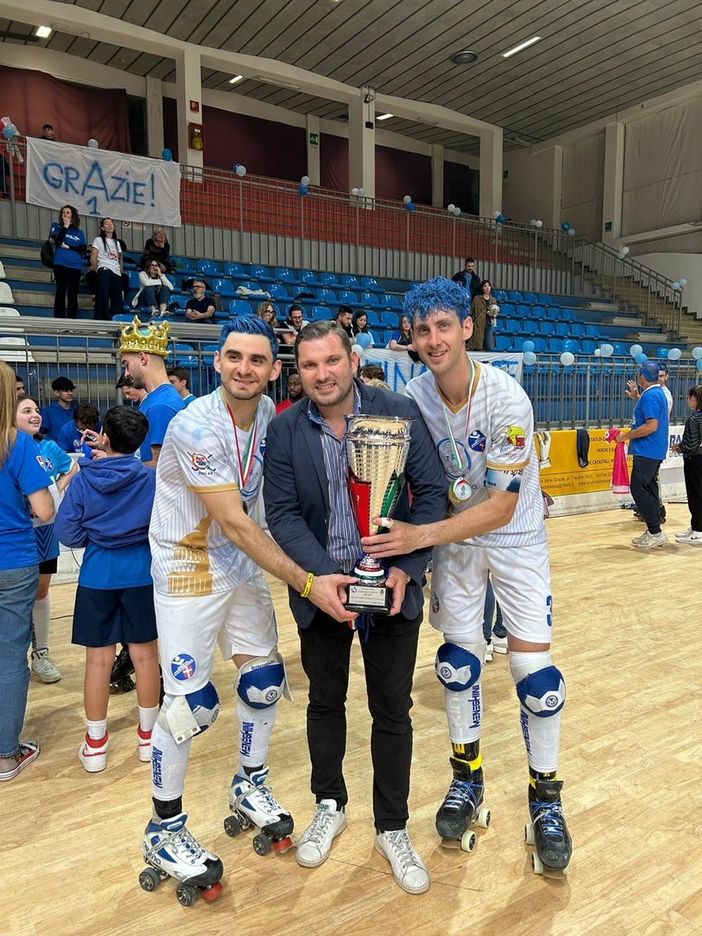 Hockey Novara in A1, la consegna della coppa e la festa Hockey Novara in A1, la consegna della coppa e la festa