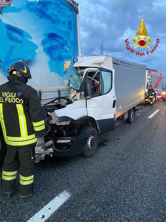 Scontro tra un furgone e un autoarticolato sulla Torino-Milano