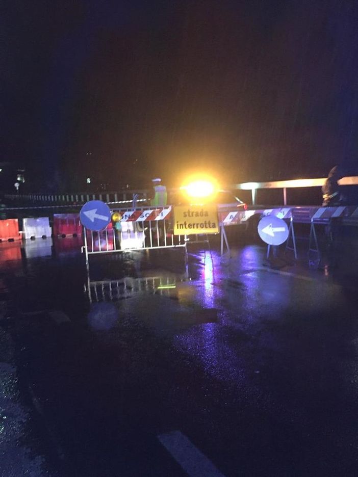 Arona, cede il manto stradale sulla 33. Chiusa la Statale per Meina Arona, cede il manto stradale sulla 33. Chiusa la Statale per Meina