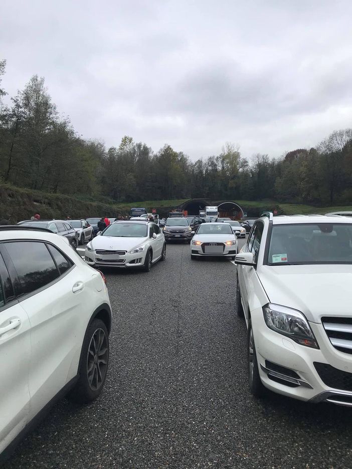 Arona, camion perde il carico in autostrada. Una cinquantina di auto con le gomme bucate