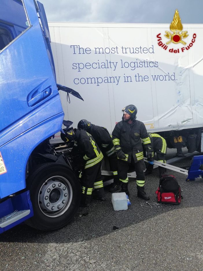 Camion contro il guard rail a Biandrate, un ferito