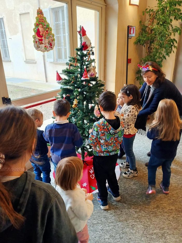 Un successo “Decoriamo l’albero di Natale” a Trecate Un successo “Decoriamo l’albero di Natale” a Trecate