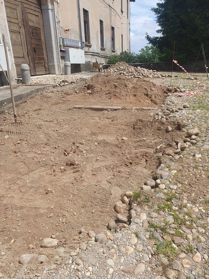 Lavori di manutenzione in Via Castello a Momo Lavori di manutenzione in Via Castello a Momo