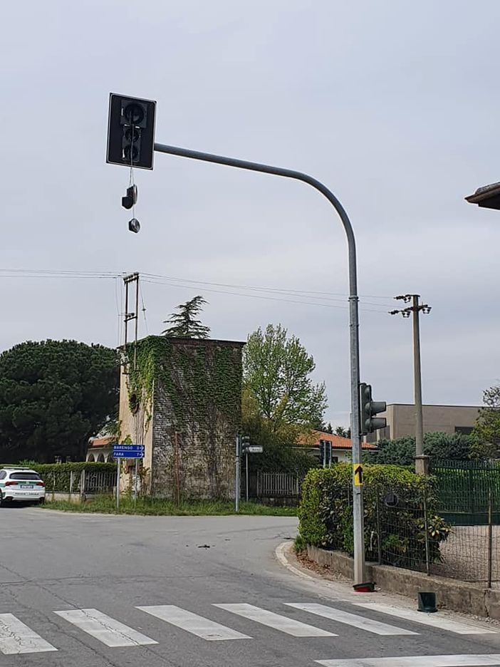 Momo, semaforo distrutto da un incidente Momo, semaforo distrutto da un incidente