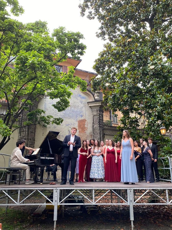 Successo per "Si parla, si canta" nel giardino di Palazzo Natta Successo per "Si parla, si canta" nel giardino di Palazzo Natta