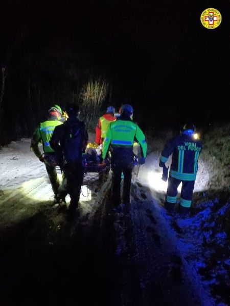 Dal Nord Ovest - Auto esce di strada per la neve e precipita per 70 metri: tratto in salvo il conducente Dal Nord Ovest - Auto esce di strada per la neve e precipita per 70 metri: tratto in salvo il conducente