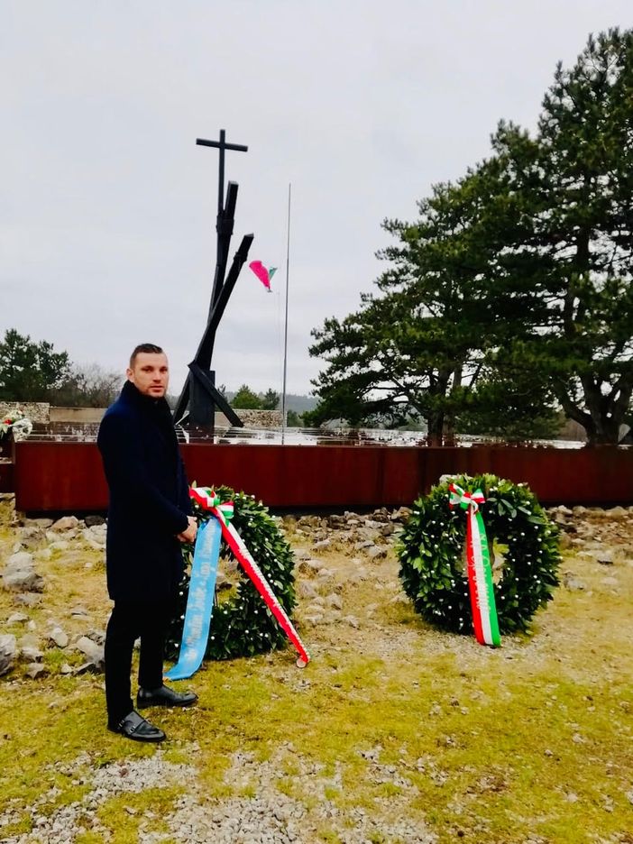 Atto vandalico al monumento dedicato a Norma Cossetto, De Grandis: “Questi gesti ci fanno capire che ogni sforzo per raccontare la verità è sempre ben speso” Atto vandalico al monumento dedicato a Norma Cossetto, De Grandis: “Questi gesti ci fanno capire che ogni sforzo per raccontare la verità è sempre ben speso”