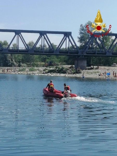 Fa il bagno nel Sesia e rischia il peggio. Soccorso dai Vigili del Fuoco