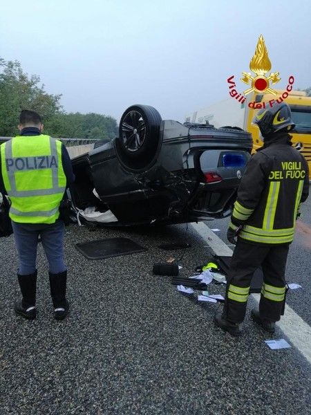 Auto "carambola" sulla A26, due feriti FOTO