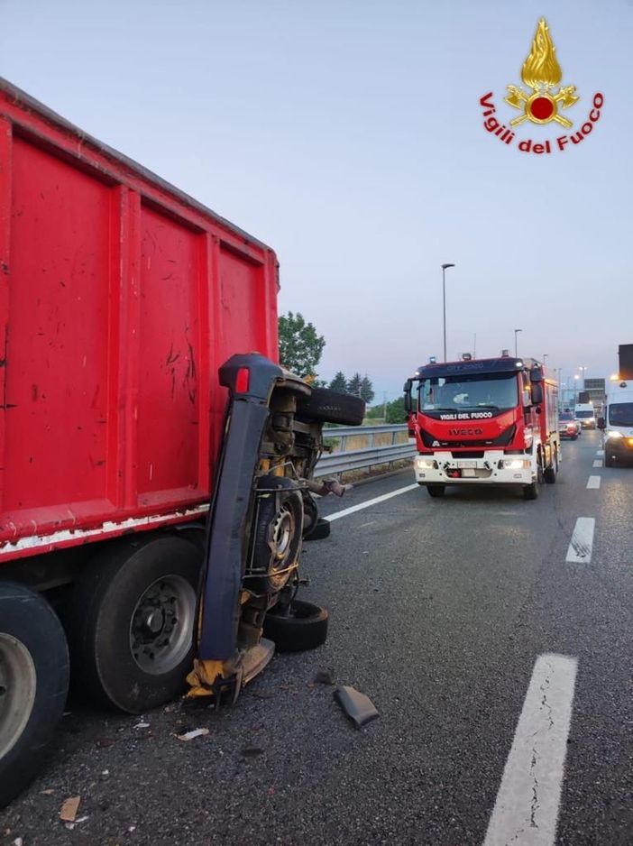 Incidente sulla A4, un furgone urta un camion fermo