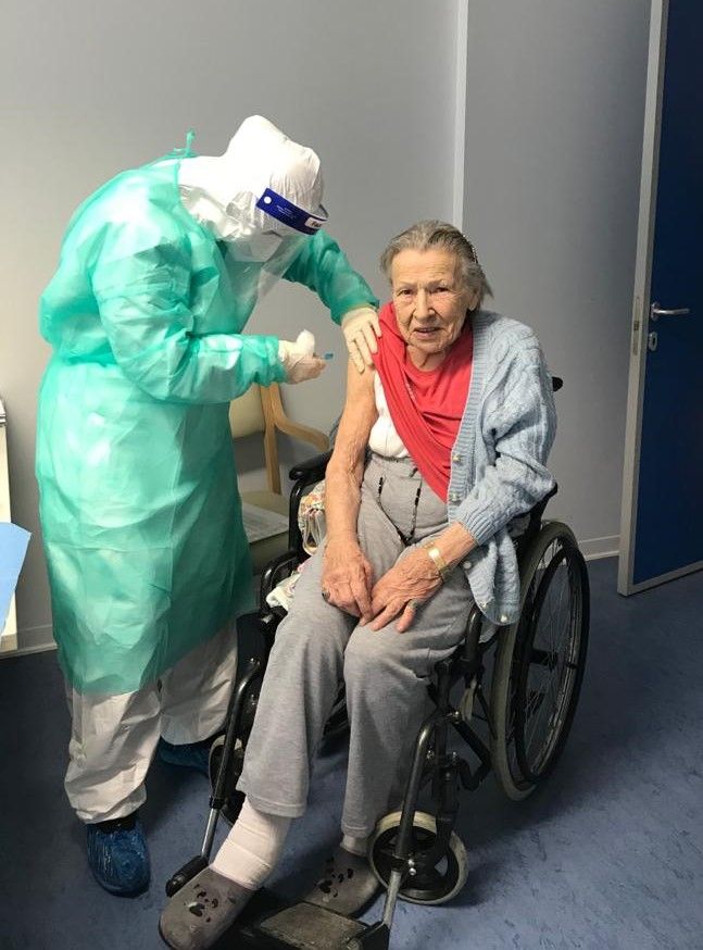 Nonna Maria apre le vaccinazioni alla Rsa Squarini di Momo