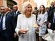 Camilla a Roma si concede un gelato al caramello da Giolitti