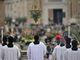 Papa, omelia per la Domenica delle Palme: &quot;Portiamo la croce di chi soffre accanto a noi&quot;