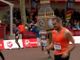 'Impresa' alla maratona di Londra: corre i 42 chilometri vestito da Big Ben - Video