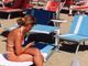 Dagli occhiali al portafogli, ecco gli oggetti più dimenticati dai bagnanti in spiaggia