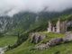 Prati verde smeraldo e rovine arroccate, non serve andare in Irlanda!