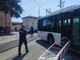 Galliate, autobus travolge le sbarre del passaggio a livello: traffico in tilt Galliate, autobus travolge le sbarre del passaggio a livello: traffico in tilt