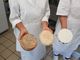 Un viaggio nel mondo del formaggio di capra, dove il rispetto per l’ambiente e per gli animali sposa tradizione e innovazione