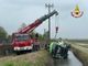 Cisterna si ribalta in un canale a Trecate