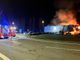 Incidente a Vicolungo: un camion si schianta sulla rotonda e prende fuoco