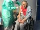 Nonna Maria apre le vaccinazioni alla Rsa Squarini di Momo