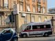 Investita da un'auto a Novara mentre attraversa la strada con il cane: donna in condizioni critiche