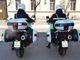 Giro di vita alla guida col cellulare: prime sanzioni dai vigili motociclisti in borghese