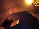 Colazza, tetto di un'abitazione avvolto dalle fiamme