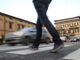 Nuovo Codice della strada, stretta sui pedoni: multa da 75 euro per chi attraversa guardando lo smartphone Nuovo Codice della strada, stretta sui pedoni: multa da 75 euro per chi attraversa guardando lo smartphone