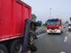 Incidente sulla A4, un furgone urta un camion fermo