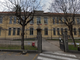 Calcinacci si staccano dal soffitto al liceo di Gozzano: una studentessa ferita, scuole chiuse per verifiche