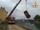Autogrù e sommozzatori in azione per recupero auto finita nel canale