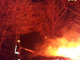 Casetta in legna a fuoco, squadre dei Vigili del Fuoco in azione