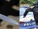 Si intrufola a casa della ex, poi si mette a inseguirla con un coltello minacciandola di morte: 22enne in arresto