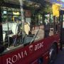 Roma, autista lo richiama: &quot;Non si fuma sul bus&quot;. Passeggero attacca con una sega