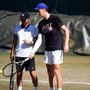 Sinner, allenamento a Wimbledon con gomito fasciato: oggi match con Shelton