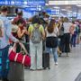 Bagagli a mano in aereo, da domani si potranno portare fino a 2 litri di liquidi