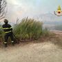 Incendio lungo linea ferroviaria a Grosseto, stop treni ed evacuato un albergo