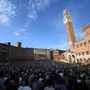 Palio Siena, la corsa dell'Assunta accende la città. Leocorno e Civetta favorite