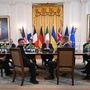 Trump, il quadro e i cappelli: presidente e guida turistica per i leader